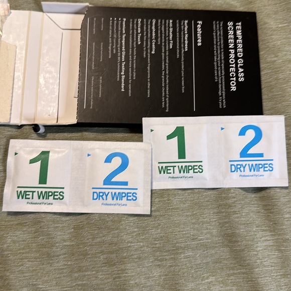 2 Tempered glass screen protectors - Picture 4 of 6